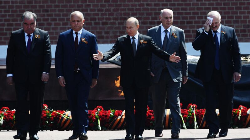 Президент РФ В. Путин на церемонии возложения цветов к Могиле Неизвестного солдата Президент РФ В. Путин на церемонии возложения цветов к Могиле Неизвестного солдата - «Россия сегодня», 800, 14.09.2021